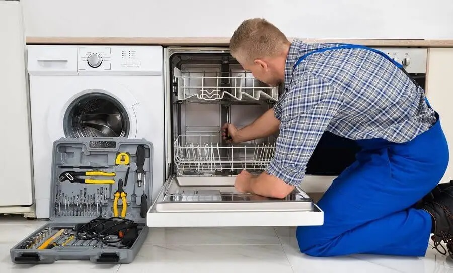 Arifiye Sunny servisi teknisyen ekibi beyaz eşya tamiri yaparken